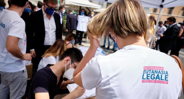Roma, raccolta firme per il referendum sull'eutanasia legale