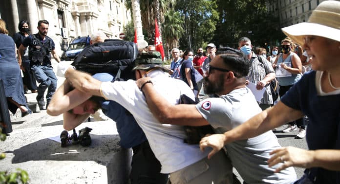 Roma, aggressione di un giornalista alla manifestazione No Green Pass davanti al MIUR