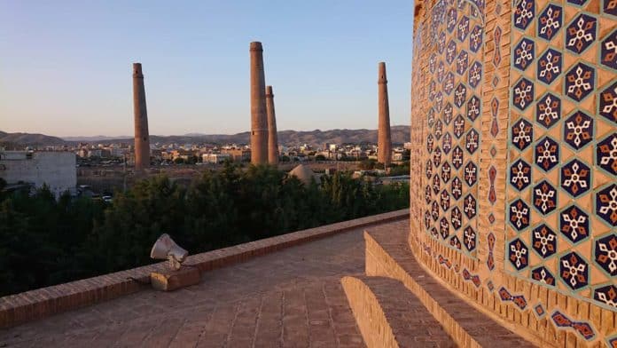 2. I restanti 4 minareti della Musalla, visti dal mausoleo della regina Gowhar