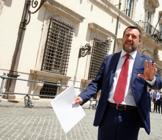 Intanto la Lega implode