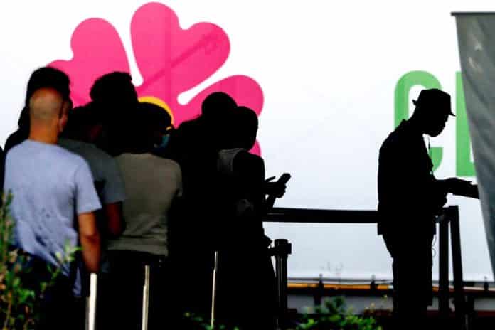 Roma, fila d'attesa per vaccinarsi al centro vaccinale del San Camillo