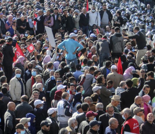 Tunisia, un altro anno senza parlamento. L’allarme della società civile: È un colpo di Stato