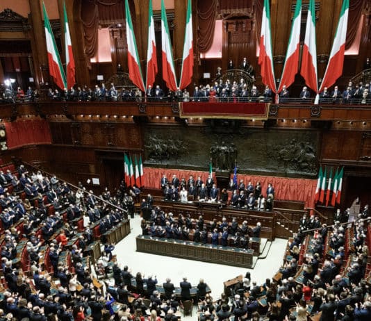 L’applauso degli utili idioti