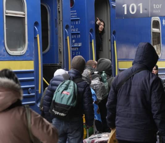 L’accoglienza per gli ucraini: sfruttati in una fabbrica di sigarette contraffatte