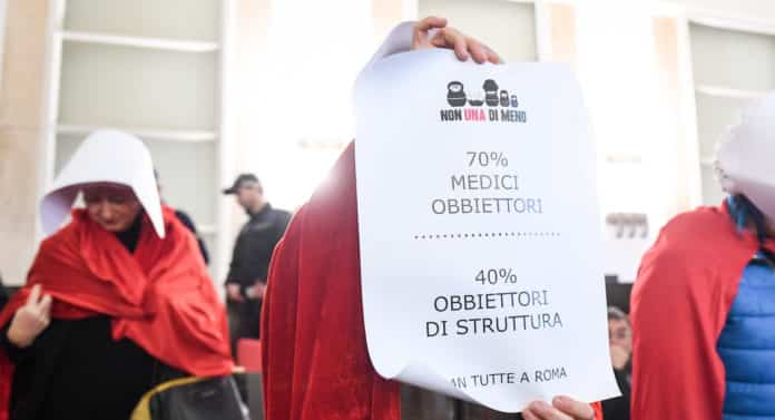 Protesta in consiglio comunale dove si discuteva sulla Legge 194