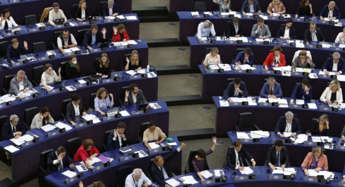 Il Parlamento europeo approva stop a vendita auto a benzina e diesel dal 2035