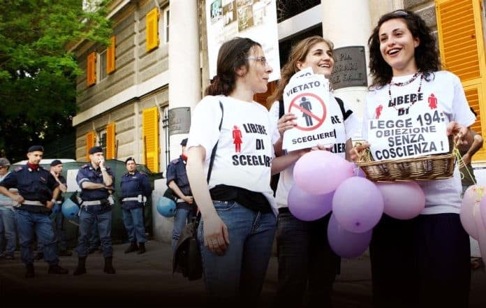 Protesta aborto davanti all'ospedale Galliera