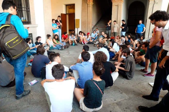 Universita Statale, Assemblea degli studenti di Filosofia davanti al passagglio per il rettorato, contro il numero chiuso