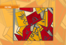 Gruppo di famiglia in una biblioteca