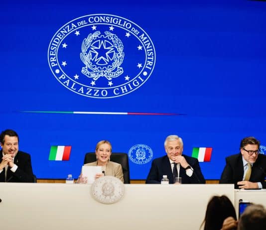 Quando il potere si sceglie il giornalista: benvenuti nel feudalesimo mediatico