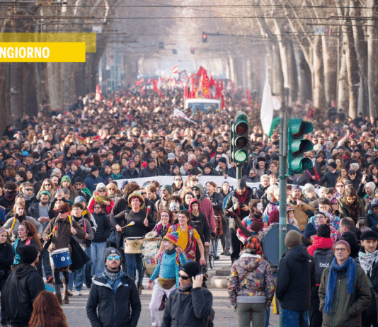 La piazza, la melma, il potere