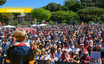 Un uomo in scooter spara. Il resto è rumore